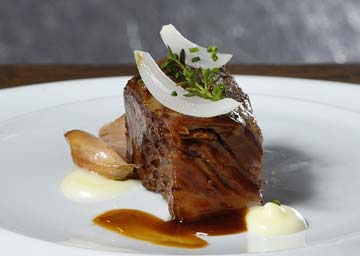 Foto Veal brisket with sugared garlic, rosemary and lime jelly
