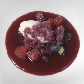 Foto Red fruits soup with cheese cake and sangria crushed ice 